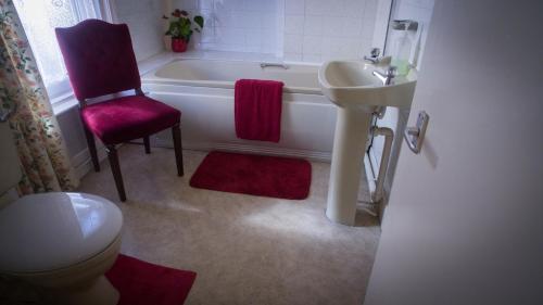 A bathroom at OYO Swanvale Lodge Hotel 