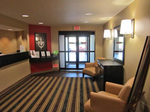 a lobby with chairs and a waiting room at Extended Stay America Premier Suites - Fort Lauderdale - Convention Center - Cruise Port in Fort Lauderdale