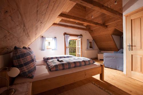 Schlafzimmer mit einem Bett auf einer Bank in der Unterkunft Zehna Hube in Semriach