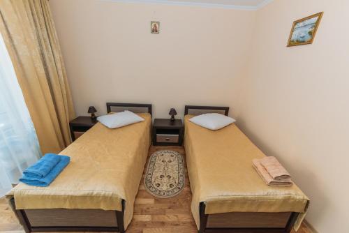 two twin beds in a room with at Apartments Sonce in Truskavets