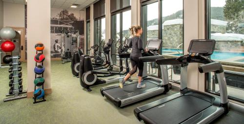 Limelight Hotel Ketchumにあるフィットネスセンターまたはフィットネス設備