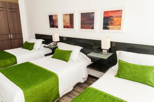 En eller flere senger på et rom på Hotel Bogota Virrey