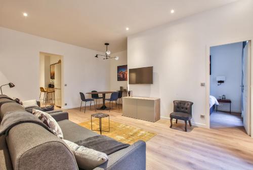 UrbanFlat 64 -Grand appartement haut de gamme - Triangle d Or parisien