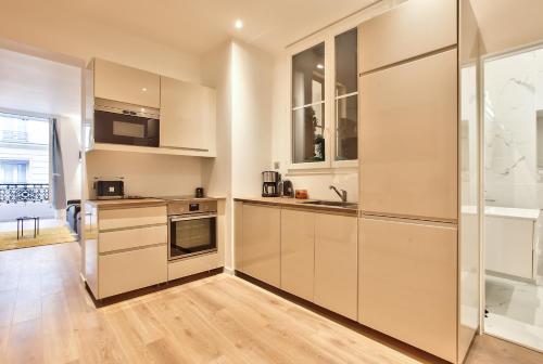 UrbanFlat 64 -Grand appartement haut de gamme - Triangle d Or parisien