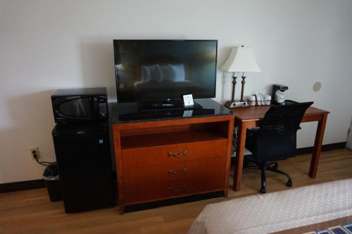 a room with a desk with a television and a desk with a chair at Smart Stay Inn - Saint Augustine in Saint Augustine