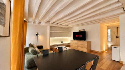 Boutique 1 Bedroom Apartment in Central Paris 2