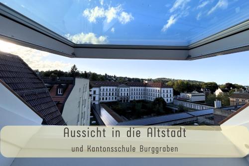 Dachwohnung im Zentrum mit eigener Küche & Bad