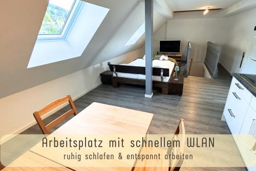 Dachwohnung im Zentrum mit eigener Küche & Bad