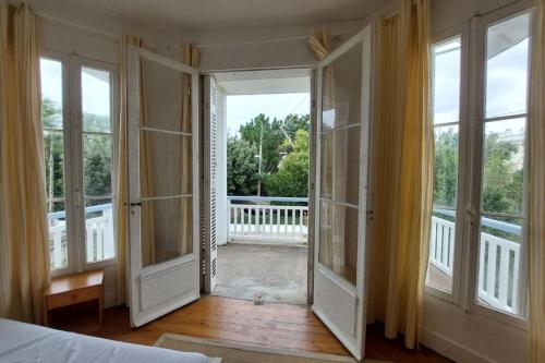Large family villa 50m from the beach