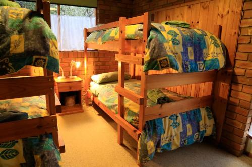 a bedroom with two bunk beds and a desk at Jamieson Valley Retreat in Howqua