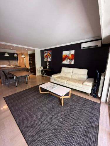 A deux pas des plages, Appartement-villa climatisé avec piscine et parc