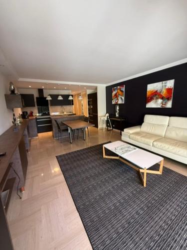 A deux pas des plages, Appartement-villa climatisé avec piscine et parc