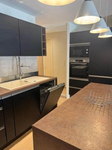 A deux pas des plages, Appartement-villa climatisé avec piscine et parc