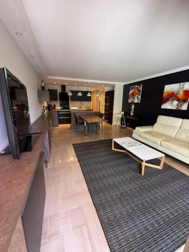 A deux pas des plages, Appartement-villa climatisé avec piscine et parc