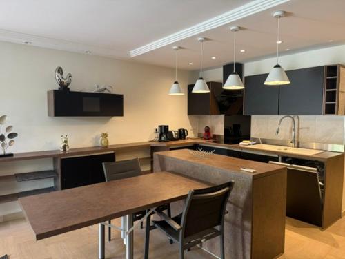 A deux pas des plages, Appartement-villa climatisé avec piscine et parc