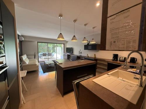 A deux pas des plages, Appartement-villa climatisé avec piscine et parc