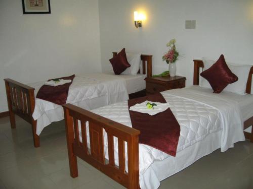 Dos camas en una habitación de hotel con sidx sidx sidx en Sunrise Resort, en Mui Ne
