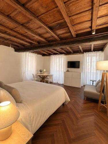 Navona Fox House 1