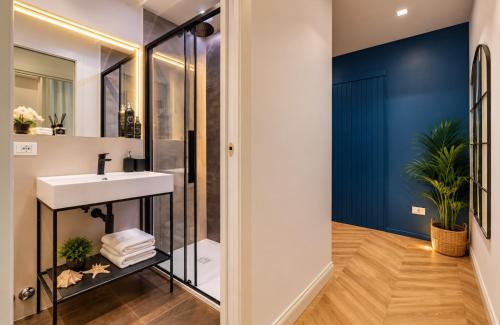 Luxury Via Veneto Apartment Walk to Spanish Steps