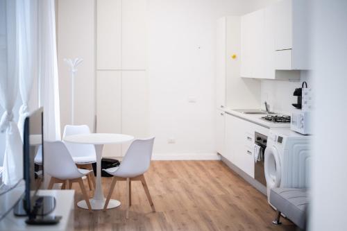 Urban Apartment in Milan Shopping Area, Metro M1 with Self Check-in