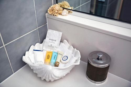 a bathroom counter with a toiletries holder and a mirror at Best Western Sanctuary Inn in Tamworth