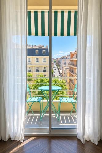 Spacieux STUDIO Happy home en dernier étage avec petit ascenseur et balcon À 5 minutes du vieux Nice et de la mer Attention aucune chambre séparée