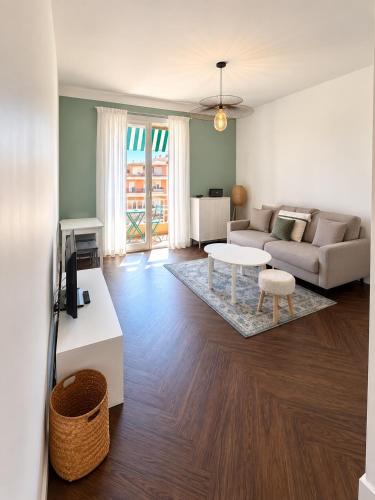 Spacieux STUDIO Happy home en dernier étage avec petit ascenseur et balcon À 5 minutes du vieux Nice et de la mer Attention aucune chambre séparée