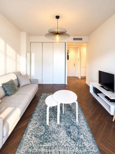 Spacieux STUDIO Happy home en dernier étage avec petit ascenseur et balcon À 5 minutes du vieux Nice et de la mer Attention aucune chambre séparée