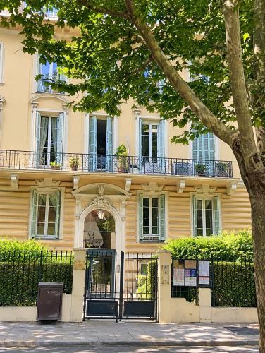 Spacieux STUDIO Happy home en dernier étage avec petit ascenseur et balcon À 5 minutes du vieux Nice et de la mer Attention aucune chambre séparée