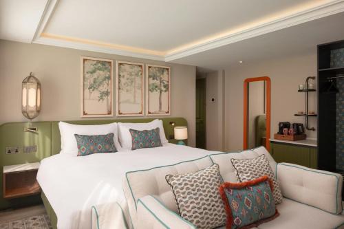 Superior King Room with City View