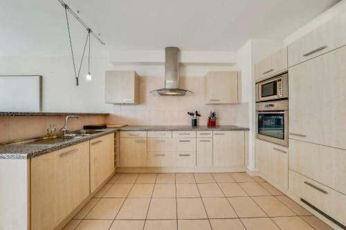 Spacious 3BR Lakeview Apartment with Terrace by GuestLee