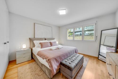 Spacious 3BR Lakeview Apartment with Terrace by GuestLee