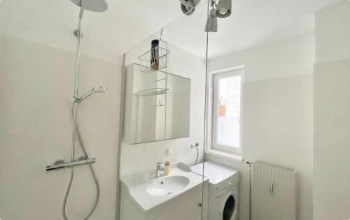 Central Rooftop Apartment with Balcony & Free Parking