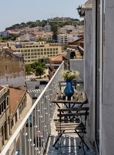 Amazing Downtown Apt with small balcony with view over the castle