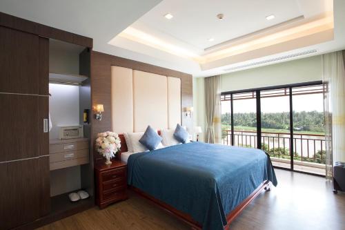 เตียงในห้องที่ RK Riverside Resort & Spa (Reon Kruewal)