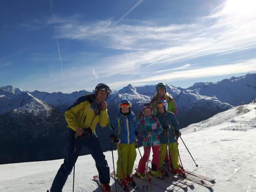 un grupo de personas de pie sobre una pista de esquí en Haus Emma, en Bad Gastein