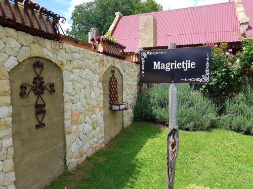 a street sign in front of a stone building at Affi lande Boetiek guestfarm in Fouriesburg