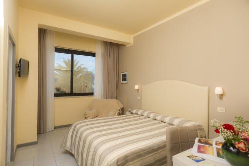 A bed or beds in a room at Hotel Gemma Del Mare