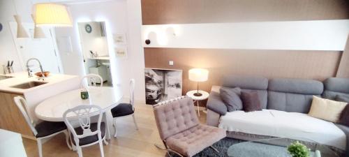 PICASSO - Quiet Renovated Apartment with Oven and Dishwasher and Lift - Steps from Calle San Miguel