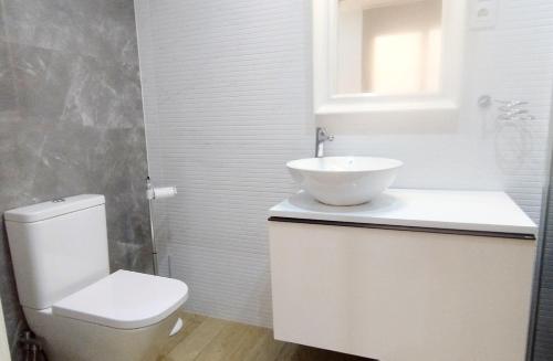 PICASSO - Quiet Renovated Apartment with Oven and Dishwasher and Lift - Steps from Calle San Miguel
