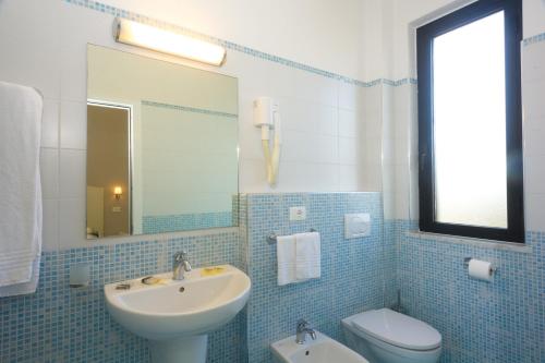 A bathroom at Hotel Gemma Del Mare