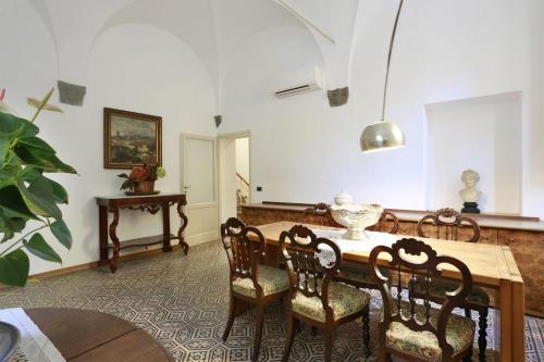 a dining room with a table and chairs at B&b Pergola House in Lucca
