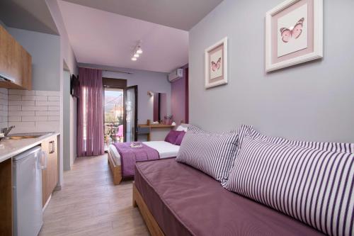 ein Wohnzimmer mit einem Sofa und einem Bett in der Unterkunft Homelia in Limenaria