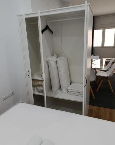 Cozy Studio Near Downtown by TuriVida