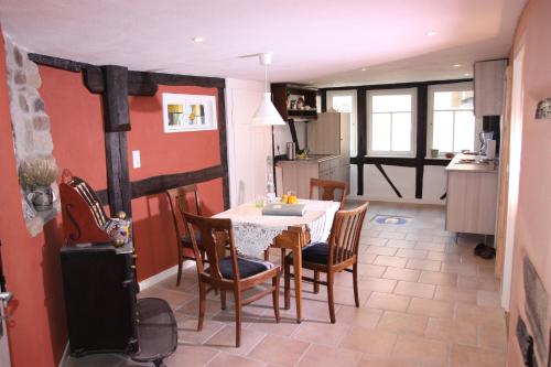a kitchen and dining room with a table and chairs at Gemütliche Gästezimmer in einem neu sanierten Fachwerkhaus in Sachsenheim