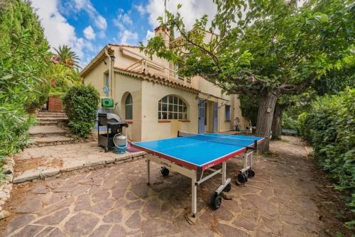 Villa 10 mn on foot from beaches, TGV station and city center with swimming pool