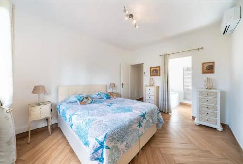 Villa 10 mn on foot from beaches, TGV station and city center with swimming pool