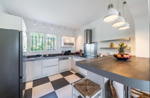 Villa 10 mn on foot from beaches, TGV station and city center with swimming pool