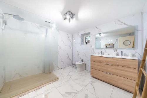 Villa 10 mn on foot from beaches, TGV station and city center with swimming pool