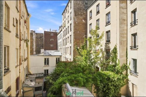 Parisian Charm at the Foot of Sacré-Cœur